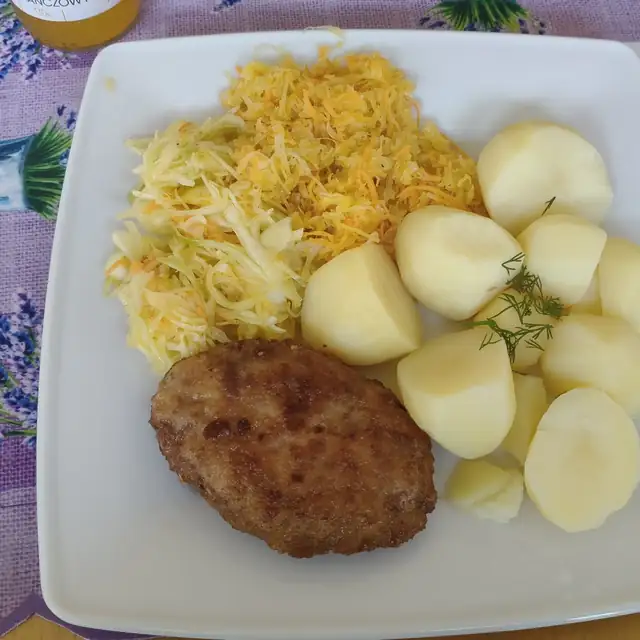 Kotlet mielony z ziemniakami i dwiema surówkami