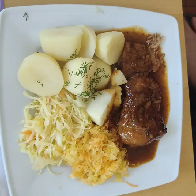 Mięso w sosie z ziemniakami, surówką z kapusty i z marchewki