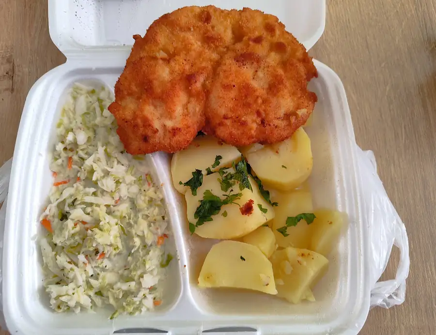 Obiad na wynos: kotlet, ziemniaki i surówka z kapusty w pudełku